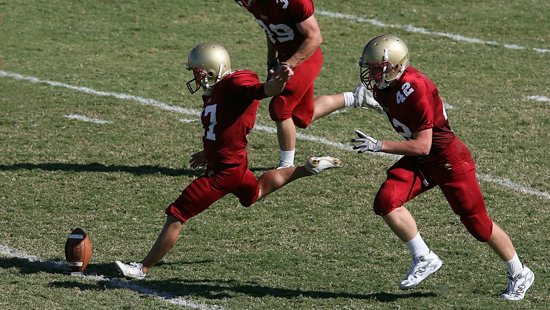 世界杯：FIFA启动“传奇球星校园行” 将奖杯复制品带入校园